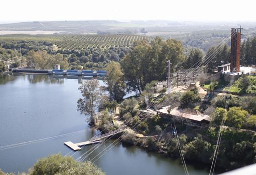 Tirolinas que cruzan el embalse